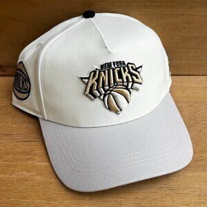 MITCHELL & NESS NEW YORK KNICKS METAILLIC GOLD LOGO PRO PINCH SNAPBACK HAT NEW